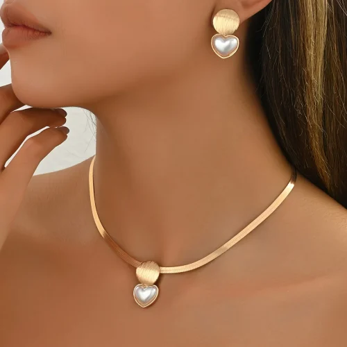 3PCS Elegant Golden Jewelry Set - Chic Necklace & Matching Earrings with Heart & Geometric Pendants, Ideal for Daily Wear